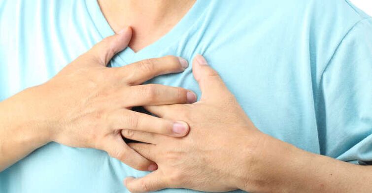 Грудной остеохондроз часто проявляется болями в области сердца. 